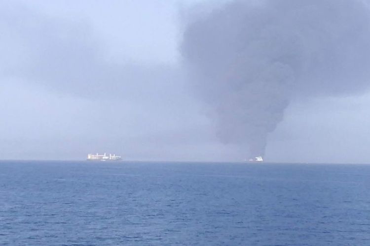 Gambar memperlihatkan kepulan asap yang diyakini berasal dari kapal tanker yang dihantam torpedo dalam insiden yang terjadi di Teluk Oman pada Kamis (13/6/2019).