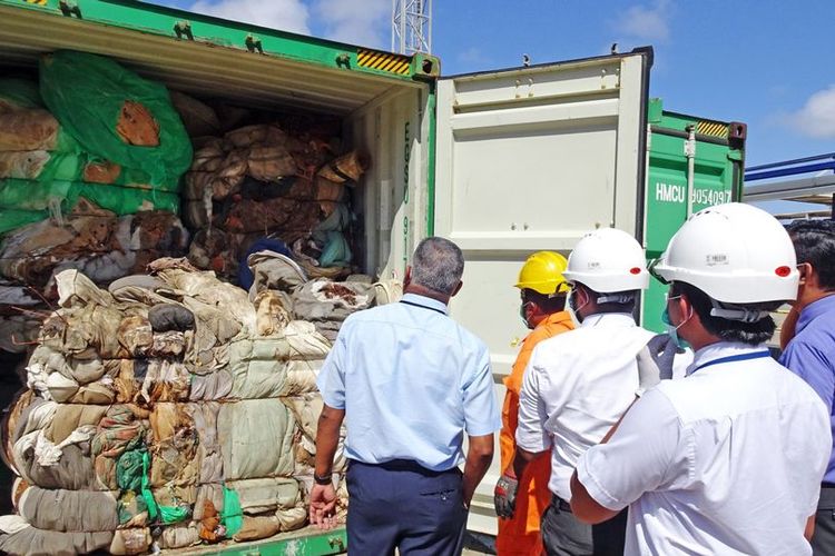 Petugas pelabuhan Colombo, Sri Lanka, ketika memeriksa kontainer berisi sampah. Sri Lanka berencana untuk mengirim kontainer sampah ke Inggris setelah ditemukan adanya potongan tubuh manusia di dalamnya.