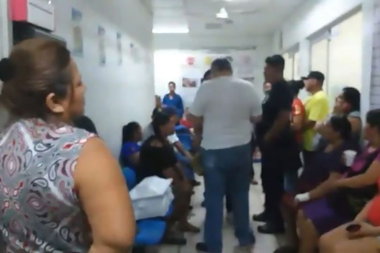 Keluarga Manuel Hernandez ketika berkumpul di Rumah Sakit Palenque, Meksiko. Mereka meminta penjelasan rumah sakit setelah peti mati yang diyakini berisi jenazah anaknya ternyata hanya tumpukan sampah saat dibuka.