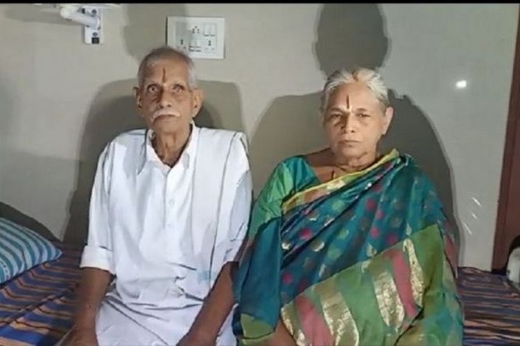 Errmatti Mangayamma (73) bersama suaminya Raja Rao (82). Errmatti menjadi ibu tertua dunia setelah melahirkan dua bayi kembar di India Kamis (5/9/2019).