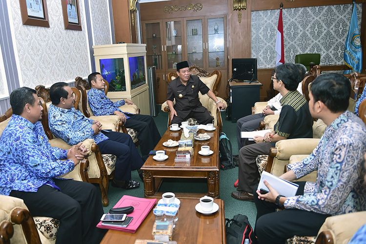 Tim kajian yang diutus anggota Dewan Pertimbangan Presiden Agum Gumelar (kanan), saat bertemu Bupati Lamongan Fadeli (tengah) dan Sekkab Yuronur Efendi (tiga dari kiri).