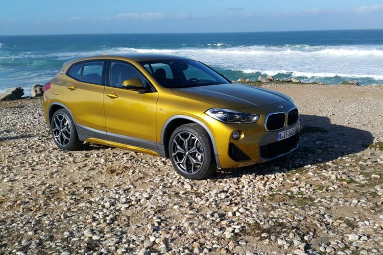 BMW X2 M Sport terlihat gemerlap serta mencuri fokus dengan warna galvanic gold di tepi Samudera Atlantik, Portugal, Sabtu (27/1/2018)
