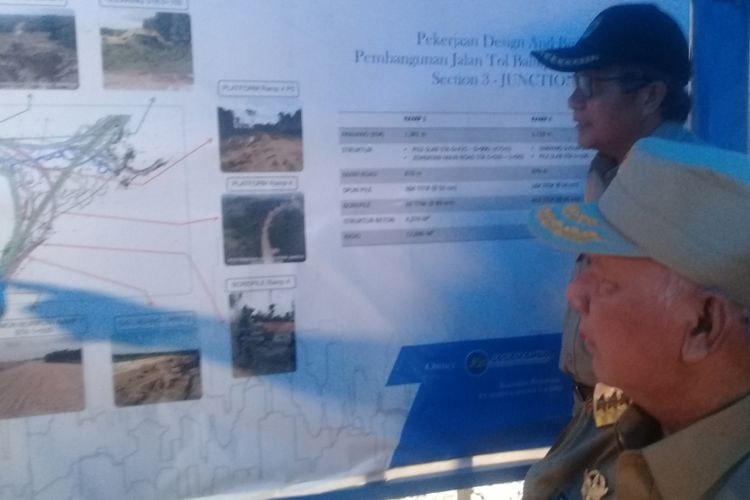 Gubernur Kaltim Awang Faroek Ishak meninjau proyek jalan tol