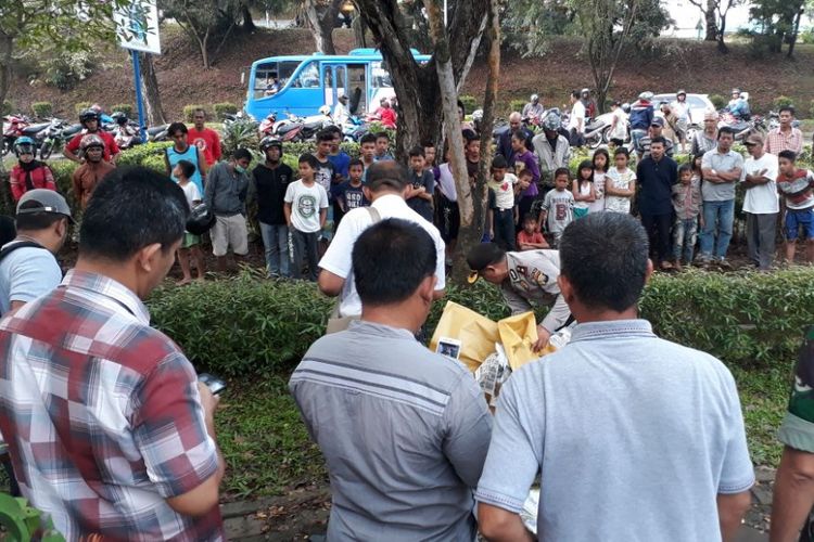 Nurjasman (57) warga Perumahan Masyeba Permai Patam Lestari Sekupang, Batam, Kepulauan Riau ditemukan tewas di Taman Internet Sekupang. Saat ini jasad korban dibawa ke RS Bhayangkara Polda Kepri.