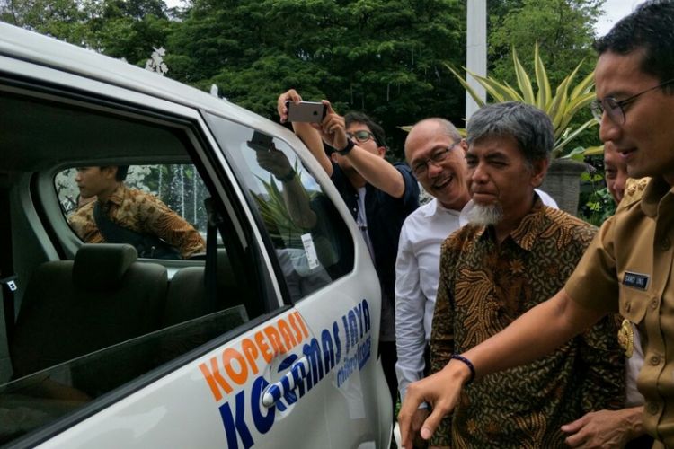 Wakil Gubernur DKI Jakarya, Sandiaga Uno, saat mencoba angkot ber-AC dengan jok menghadap ke depan, di Balai Kota DKI Jakarta, Selasa (30/1/2018).