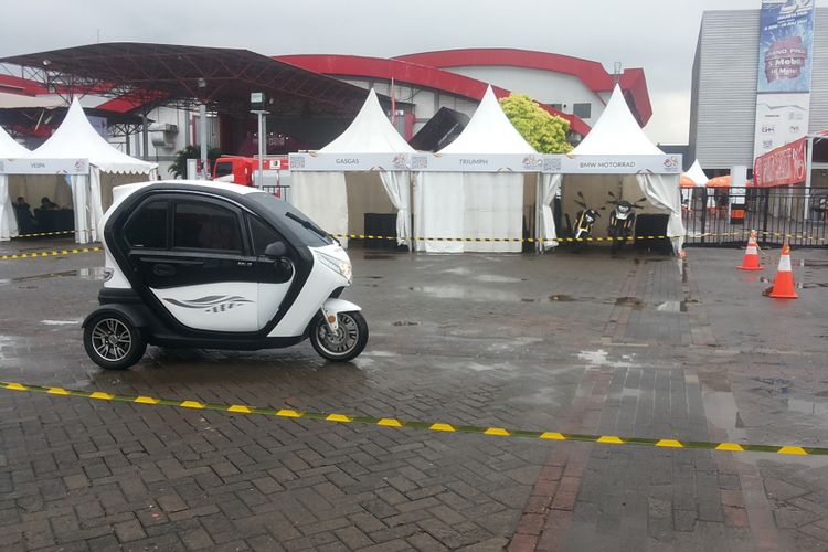 Sepeda motor New Balis dari Selis saat dites dalam kondisi hujan oleh pengunjung di arena IIMS 2018 di JIExpo Kemayoran, Jakarta, Kamis (26/4/2018).