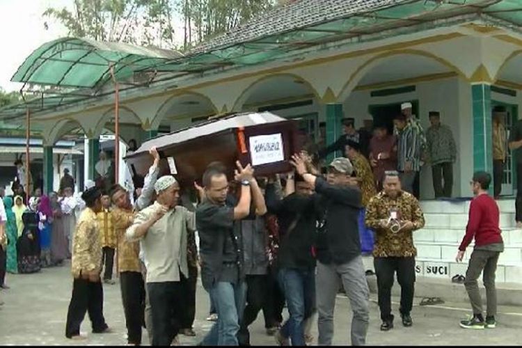 Kerabat menggotong peti jenazah Wahyu Susilo, salah satu korban kecelakaan pesawat Lion Air JT-610, yang akan dimakamkan di Desa Bansari, Kebupaten Temanggung, Minggu (4/11/2018).