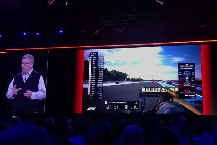 Managing Director F1, Ross Brawn, tengah menjelaskan data yang tampil di siaran langsung ketika balapan Formula 1 berlangsung dalam acara re:Invent 2018 yang digagas Amazon Web Services di Las Vegas pada 29 November 2018. 