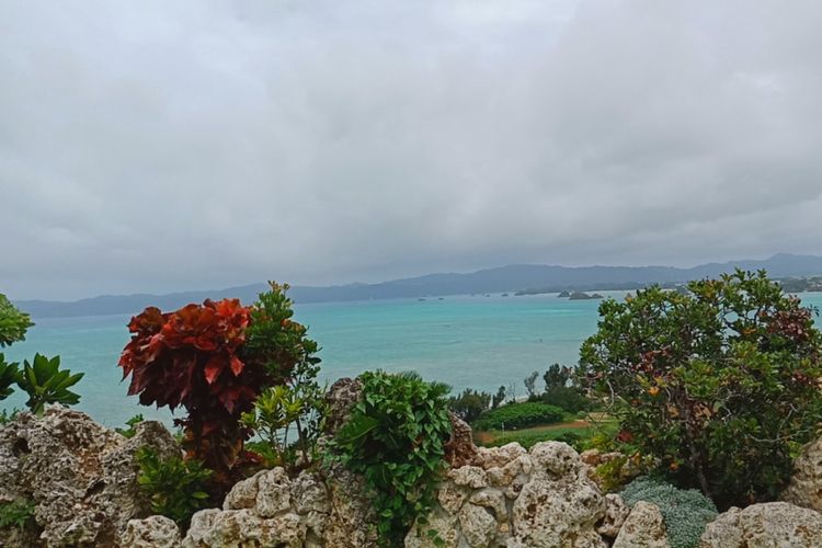 Indahnya pantai-pantai Okinawa dilihat dari Kouri Ocean Tower di pulau Kouri, Sabtu (30/6/2018).