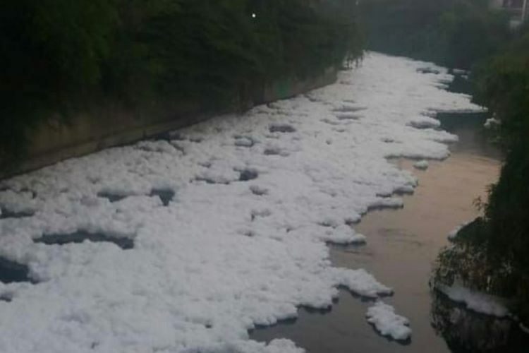 Kali Bekasi di Kota Bekasi kembali dipenuhi busa, Jumat (28/9/2018). Busa itu diduga merupakan dampak pencemaran yang terjadi pada sungai tersebut. 