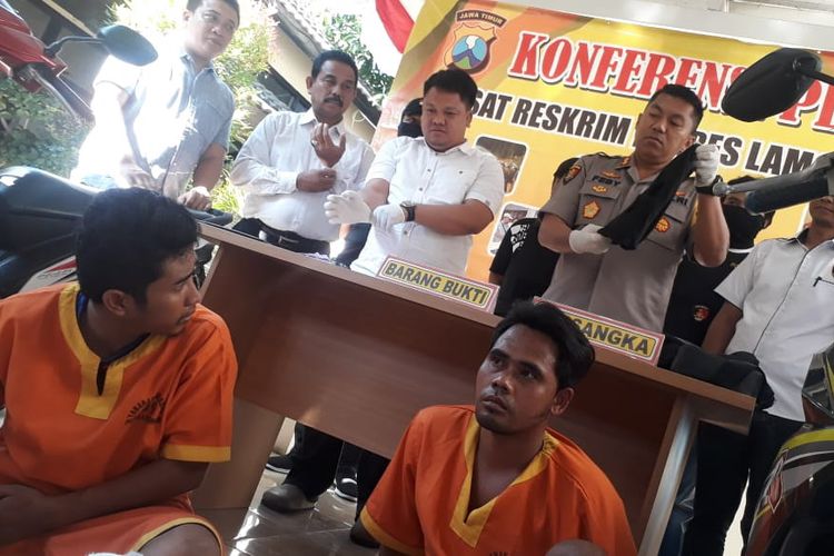 Kedua pelaku pencurian sepeda motor (depan), saat dihadirkan dalam rilis di Mapolres Lamongan, Rabu (26/6/2019).