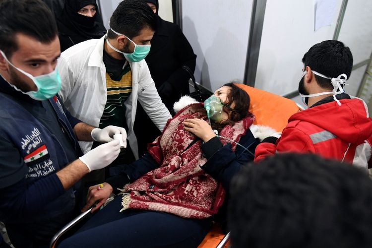 Petugas medis memberi pertolongan kepada wanita Suriah yang menjadi korban serangan di kota Aleppo dan diduga terpapar gas beracun yang mengandung klorin, Sabtu (24/11/2018).