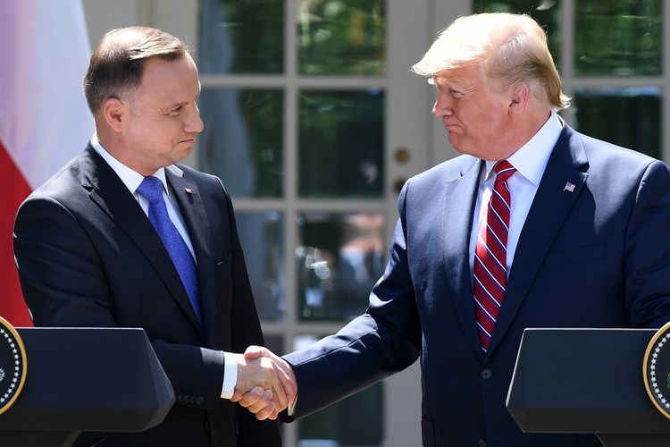 Presiden Amerika Serikat Donald Trump (kanan) berjabat tangan dengan Presiden Polandia Andrzej Duda, di Gedung Putih, Rabu (12/6/2019).