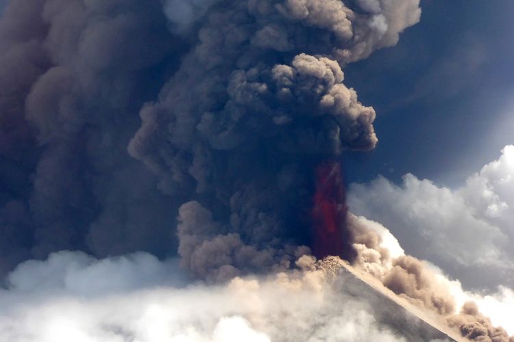 Foto yang diambil dari helikopter pada Rabu (26/6/2019), menunjukkan kondisi Gunung Ulawun di Papua Nugini yang meletus dan memuntahkan lava dan abu.