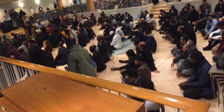 Ratusan jemaah masjid di Mid-Manhattan, New York, mendengarkan khotbah saat Shalat Jumat pekan lalu di Sinagoga Central (22/3/2019). Mereka beribadah di tempat pemeluk Yahudi setelah masjid mereka rusak akibat kebakaran.
