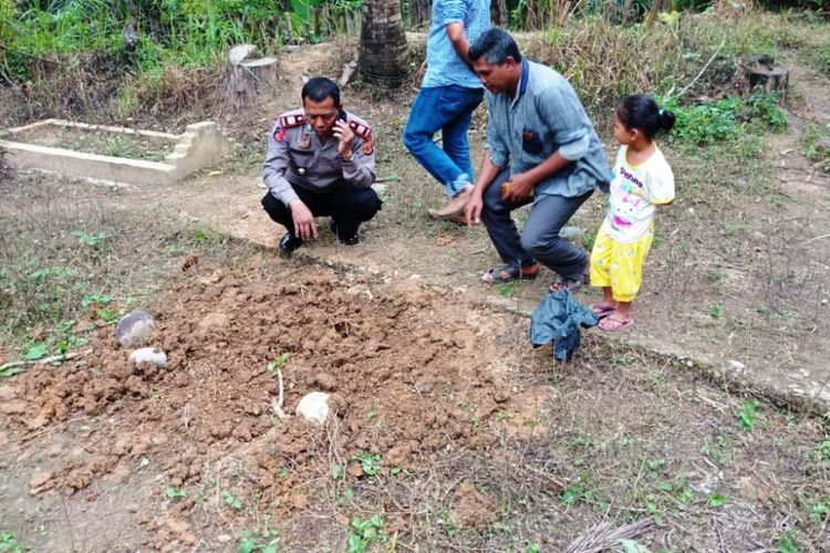 Polisi memeriksa makam yang jenazah bayi hilang di Desa Julok Tunong, Kecamatan Julok, Kabupaten Aceh Timur, Selasa (27/11/2018)