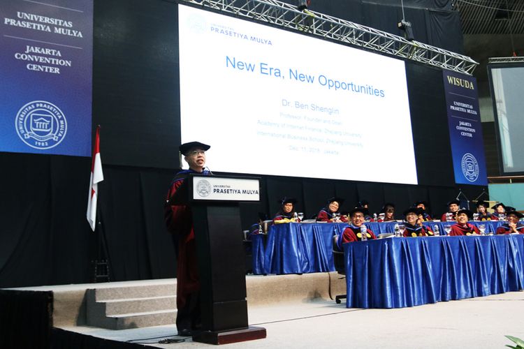 Prof. Ben Shenglin selaku Professor and Dean, Academy of Internet Finance and International Business School, Zhejiang University  memberikan pidato mengenai economic singularity pada wisuda Universitas Prasetiya Mulya yang bertema ?Powering Indonesia?s Ascent to the Singularity Economy? di Plenary Hall, Jakarta Convention Center (11/12)