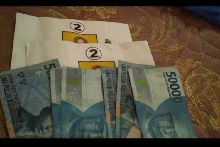 Warga menunjukkan praktik bagi-bagi uang yang diterimanya di Kecamatan Brati, Kabupaten Grobogan, Jawa Tengah, Kamis (21/11/2018)‎ dinihari.