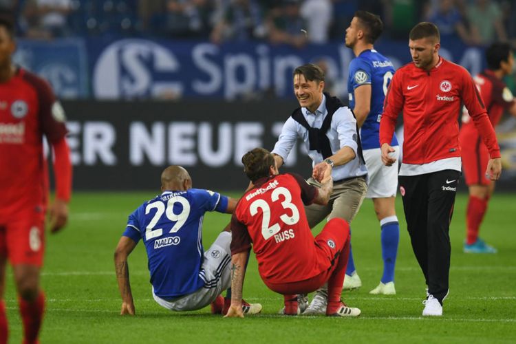 Pelatih Eintracht Frankfurtt, Niko Kovac, tampak semringah seusai laga semifinal Piala Jerman kontra Schalke 04 di Gelsenkirchen, Rabu (18/4/2018). 