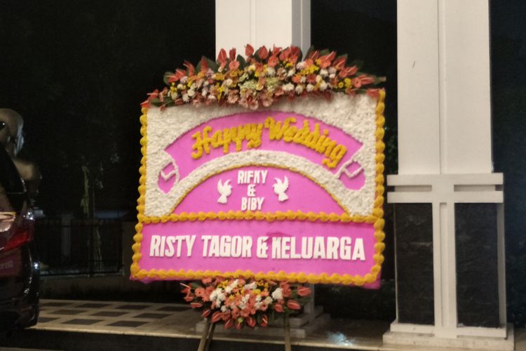 Karangan bunga dari Risty Tagor untuk Rifky Balweel dan Biby Alraen di Auditorium Mutiara, PTIK, Jakarta Selatan, Minggu (7/1/2018).
