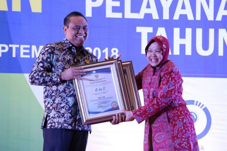 MenPAN-RB Syafruddin memberikan penghargaan inovasi layanan publik kepada Wali Kota Surabaya Tri Rismaharini di Hotel Shangri-La, Surabaya, Rabu (19/9/2018).