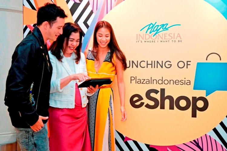 Director & Chief Operating Officer PT Plaza Indonesia Realty Tbk Mia Egron (tengah) bersama muse e-shop, Mike Lewis dan Jessie Setiono pada peluncuran e-shop di Jakarta, Rabu (18/7/2018).