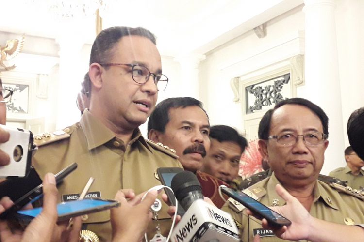 Anies Baswedan bersama Bupati Blitar Rijanto di Balai Kota, Senin (9/8/2018)