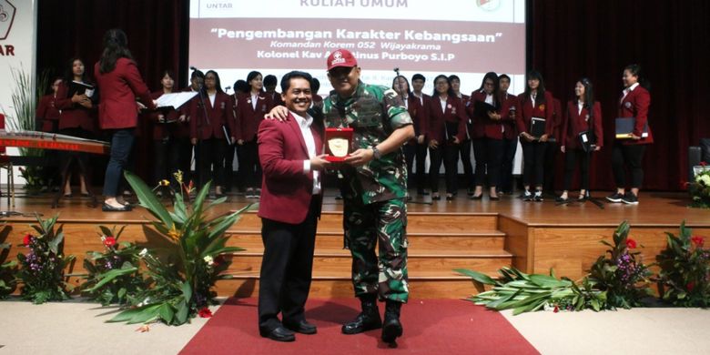 Rektor Untar Prof. Agustinus Purna Irawan dan Danrem Wijayakrama Kodam Jaya Kolonel Kav. Agustinus Purboyo saat memberi kuliah umum di Untar, Jumat (30/11/2018) di auditorium kampus Untar.