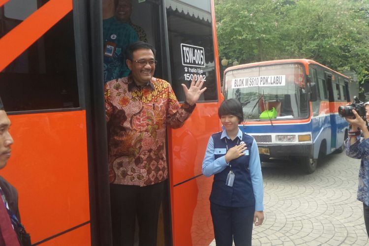 Gubernur DKI Jakarta Djarot Saiful Hidayat berada di minitrans, pengganti bus metromini, di Balai Kota DKI Jakarta, Selasa (18/7/2017). 