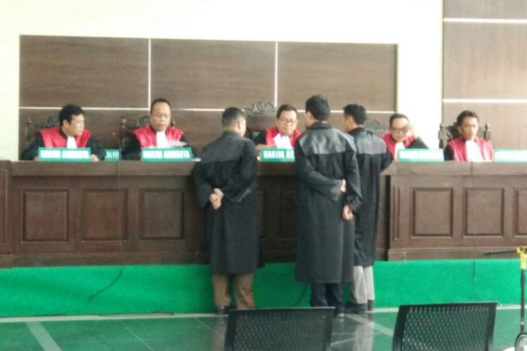 Tim JPU dan Majelis Hakim saat mendiskusikan permohonan pembacaan BAP Ahok dengan terdakwa Buni Yani dalam sidang, Selasa (15/8/2017).