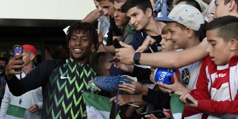 Pemain Nigeria, Alex Iwobi, melakukan swafoto dengan fans saat tim berlatih di Essentuki Arena, 12 Juni 2018. 