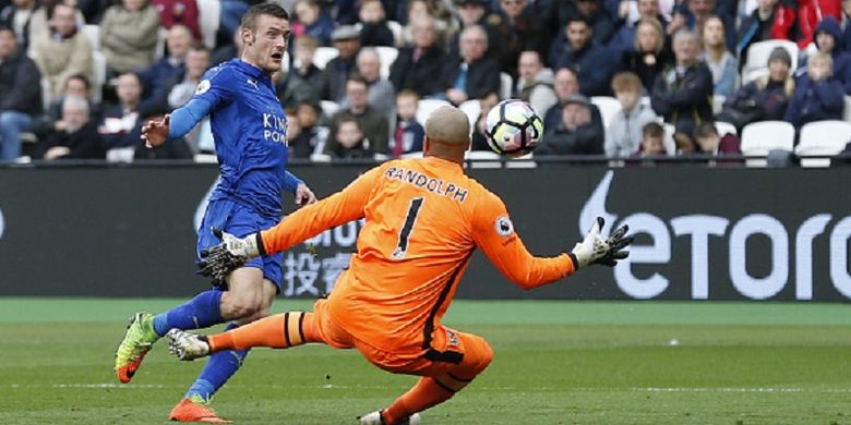 Striker Leicester City, Jamie Vardy, mencoba mengecoh kiper West Ham United, Darren Randolph, pada pertandingan Premier League di Stadion London, Sabtu (18/3/2017). 