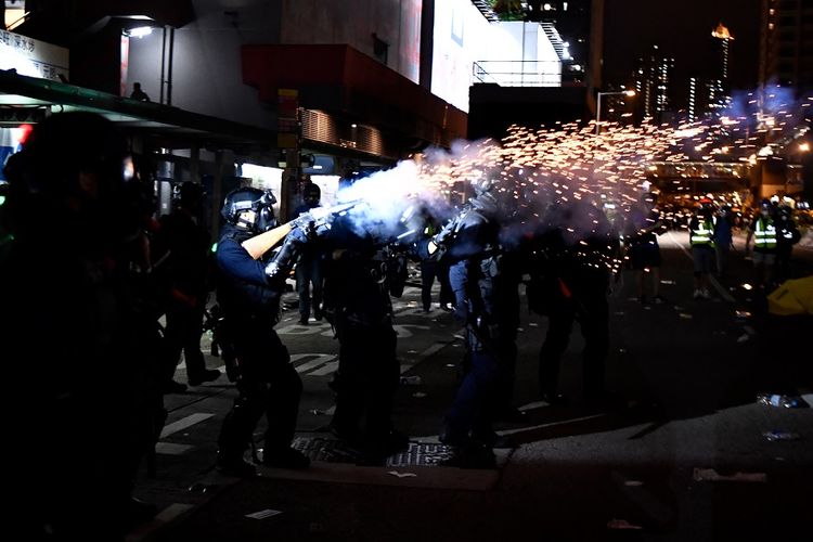 Polisi menembakkan gas air mata ke arah massa pengunjuk rasa dalam aksi protes di Hong Kong, Senin (5/8/2019).