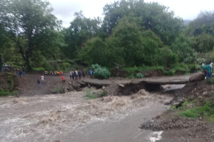  Foto : Kondisi jembatan darurat di kali Dagemage, desa Kolisia, kecamatan Magepanda, Senin (14/1/2018). 