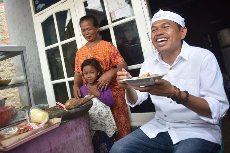 Dedi Mulyadi saat menyantap lotek bikinan Mak Namih di Kabupaten Bekasi.