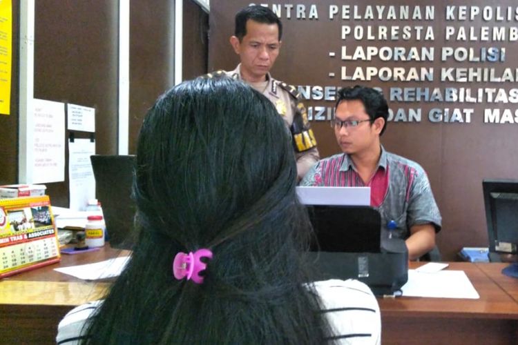 RN (17) saat membuat laporan di Polresta Palembang. RN melaporkan AM yang merupakan pemilik salah satu rumah makan, lantaran telah mencabulinya ketika mengikuti tes menjadi calon pegawai rumah makan milik terlapor.