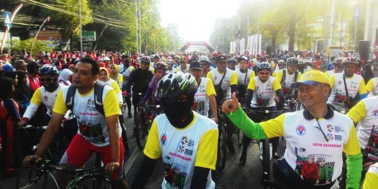 Suasana di depan Balaikota Semarang yang terletak di Jalan Pemuda, Minggu (5/8/2018) sangat ramai dipadati ribuan peserta yang akan ikut ambil bagian dalam Sepeda Nusantara 2018 Etape Tugu Muda.