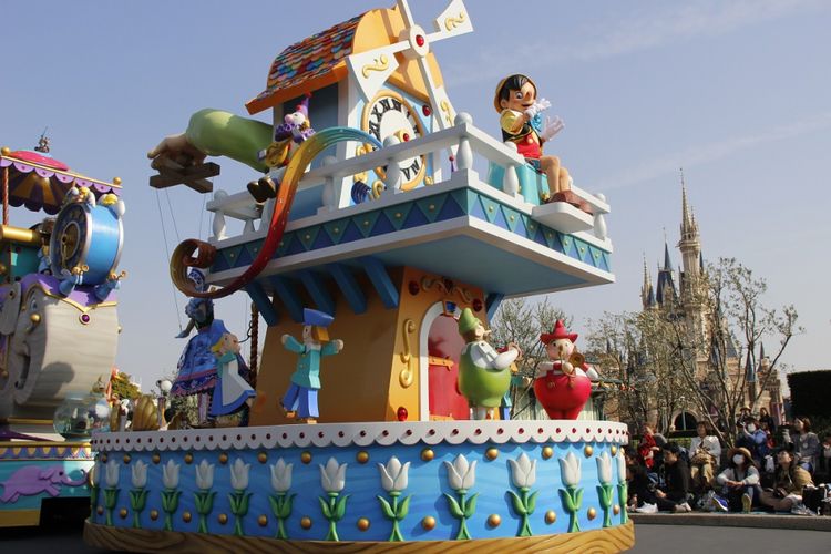 Pinocchio sebagai salah satu tokoh Disney tampil dalam parade di Tokyo Disneyland, Jumat (13/4/2018). Parade ini digelar dalam rangka perayaan ke-35 tahun Tokyo Disneyland.