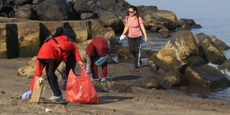 Aparatur Sipil Negara (ASN) dan Tenaga Harian Lepas (THL) dari berbagai Satuan Kerja Perangkat Daerah (SKPD) Kota Manado bergotong royong membersihkan sampah yang ada di sekitar Pantai Megamas, Jumat (19/10/2018).