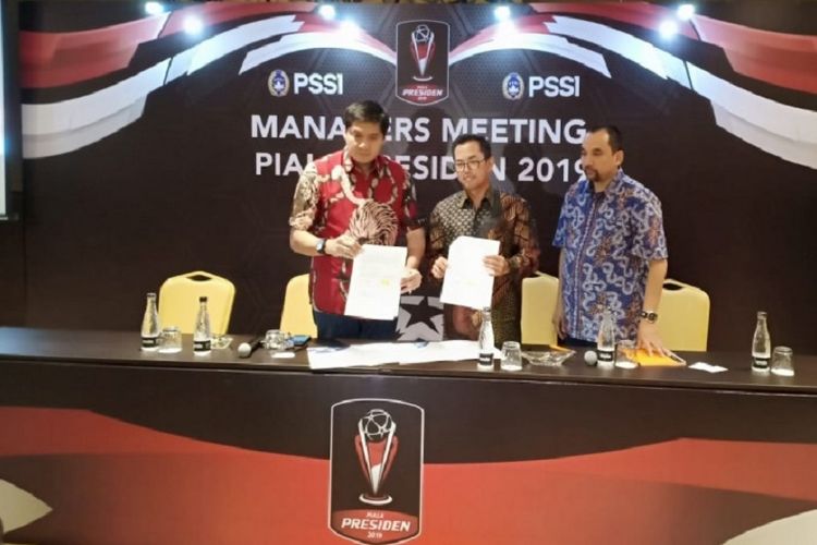 Ketua Steering Committee Piala Presiden Maruarar Sirait (kiri) bersama Partner PWC Indonesia, Lok Budianto (tengah), dalam Managers Meeting Piala Presiden 2019.