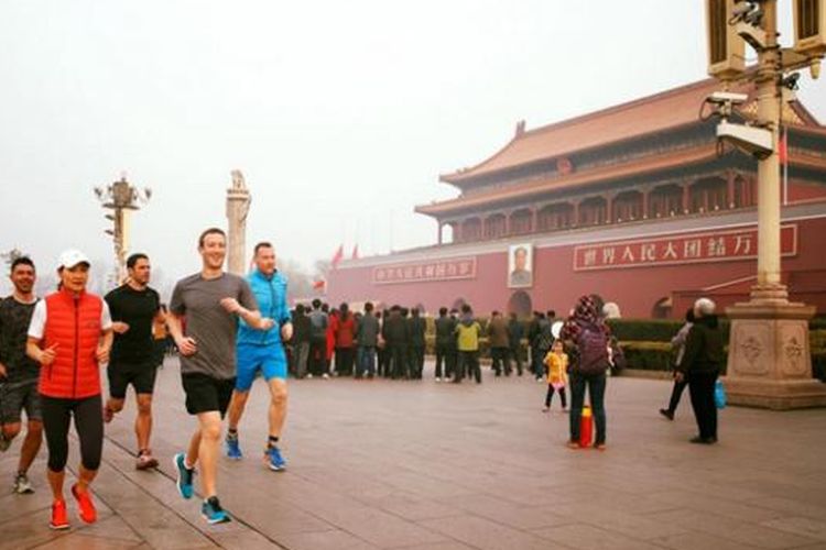 Mark Zuckerberg mengunggah foto dirinya sedang jogging di China, Jumat (18/3/2016) walau di tengah polusi udara.