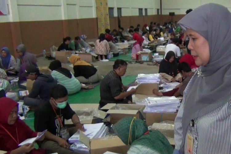 Proses pelipatan surat suara di Gedung KPU Kota Depok, Jalan Tugu, Cimanggis, Depok, Senin (11/3/2019).