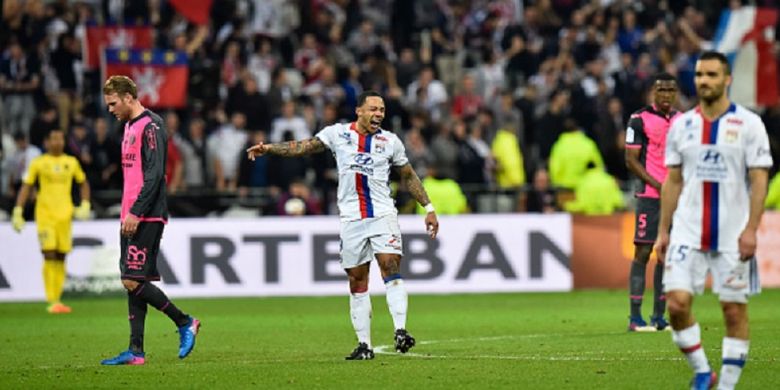 Pemain sayap Lyon, Memphis Depay, tampak gembira seusai mencetak gol ke gawang Toulouse pada pertandingan Ligue 1, Minggu (12/3/2017). 