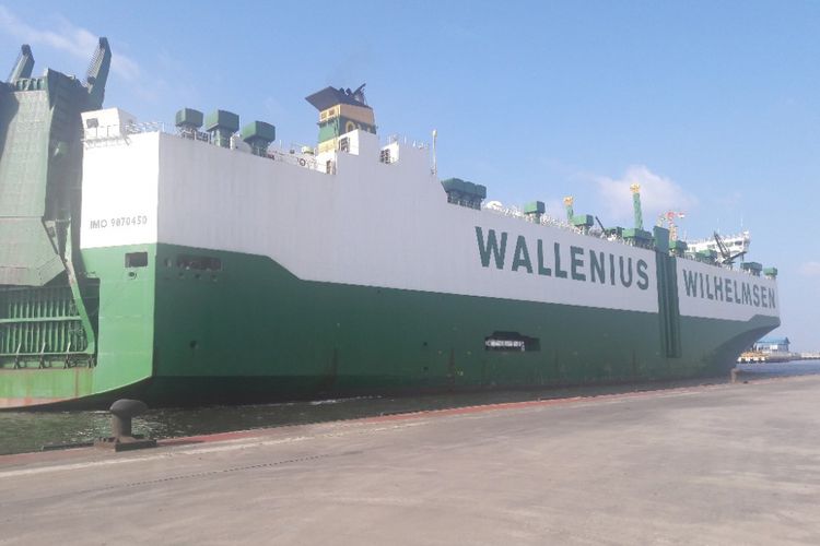 Kapal Wallenius Wilhelmsen yang mengangkut dua kereta Light Rapid Transit (LRT) dari Korea Selatan telah bersandar di Dermaga Indonesia Vehicle Terminal, Tanjung Priok, Jumat (13/4/2018).