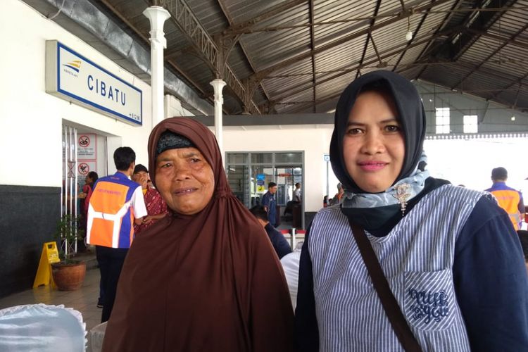 Marsinah (60) dan Iyen (48) merupakan dua warga yang terkena dampak reaktivasi jalur kereta Cibatu-Garut-Cikajang.