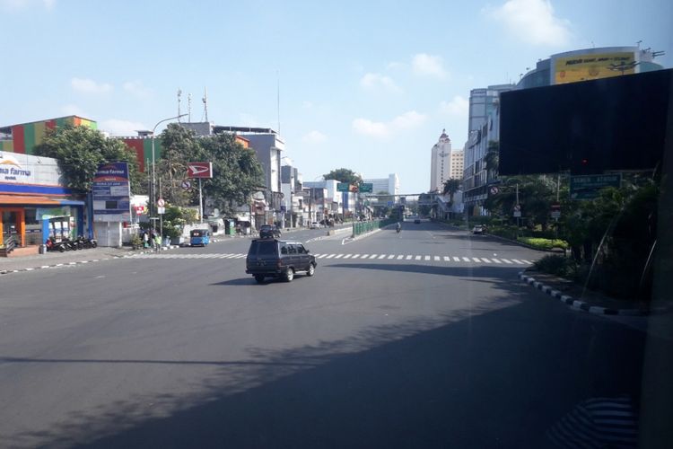 Arus lalu lintas di persimpangan Senen, Jakarta Pusat, tampak lengang pada H+3 Lebaran atau Senin (18/6/2018) pagi.