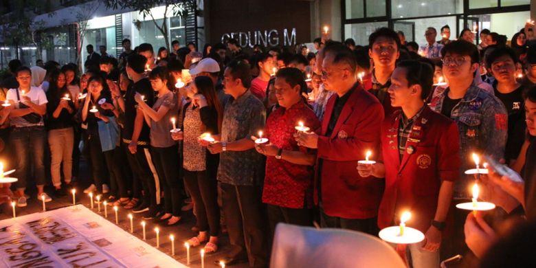 Doa bersama lintas agama dan aksi seribu lilin Untar sebagai bentuk simpati kepada korban bencana gempa dan tsunami di Palu, Donggala dan sekitarnya, Jumat (5/10/2018)