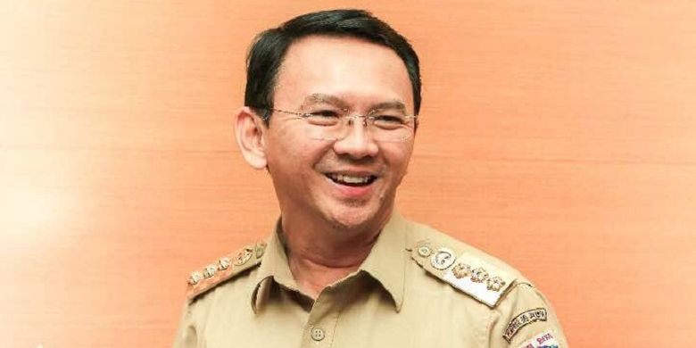 Foto Gubernur DKI non-aktif Basuki Tjahaja Purnama (Ahok) mengenakan baju dinas pada satu hari sebelum sidang vonis kasus penodaan agama.