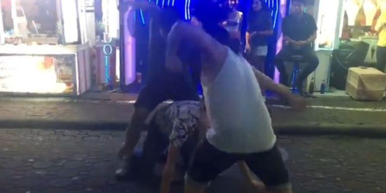 Potongan gambar video yang memperlihatkan dua orang pria Thailand memukuli turis asing setelah wisatawan itu menuduh mereka mencuri birnya.