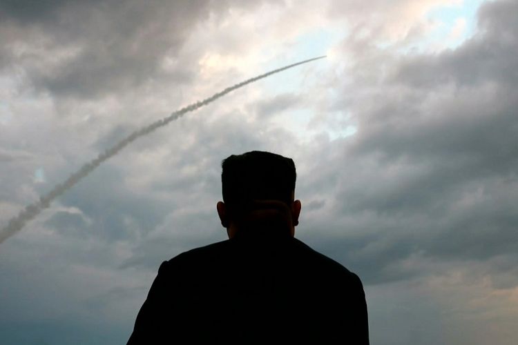 Foto tangkapan layar yang diambil dari tayangan stasiun televisi Korea Utara, KCTV, pada 1 Agustus 2019, yang memperlihatkan siluet Pemimpin Korea Utara Kim Jong Un sedang melihat peluncuran rudal balistik di lokasi yang tidak diketahui.